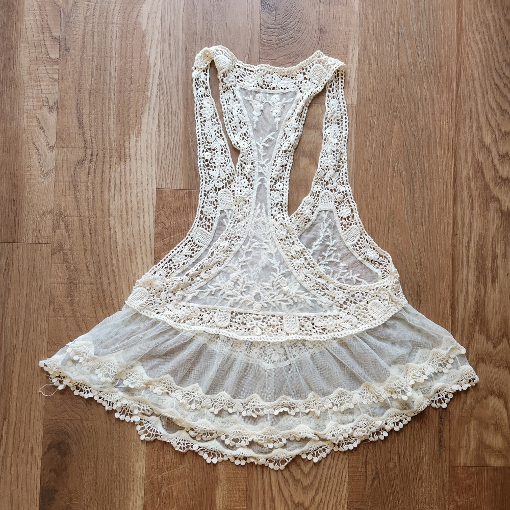 Chic Lace Crochet Sleeveless Top - Picture 3 of 3